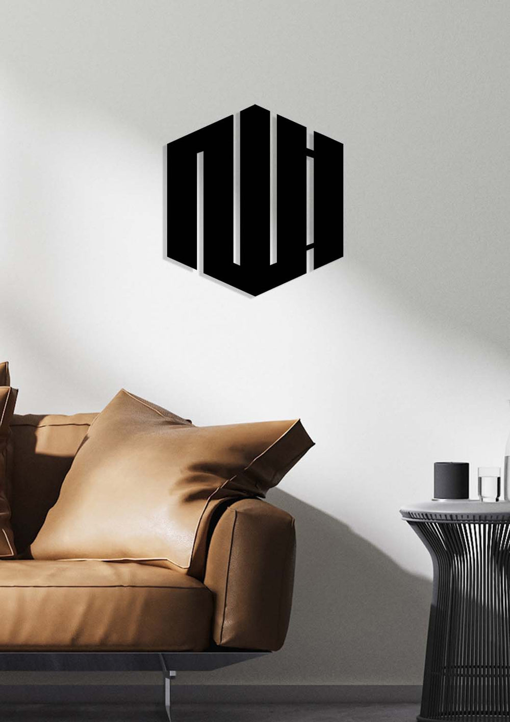 Artroya'nın milimetrik lazer teknolojisiyle, hat sanatındaki tenâsüp kurallarına sadık kalarak işlediği Lafzatullah metal pano detay çekimi.