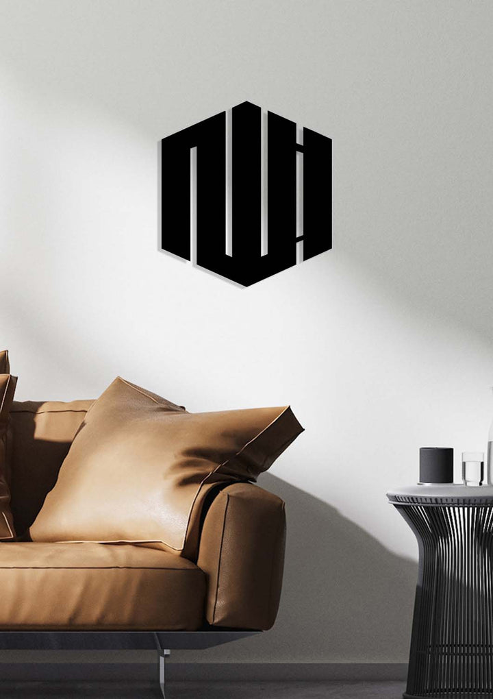 Artroya'nın milimetrik lazer teknolojisiyle, hat sanatındaki tenâsüp kurallarına sadık kalarak işlediği Lafzatullah metal pano detay çekimi.