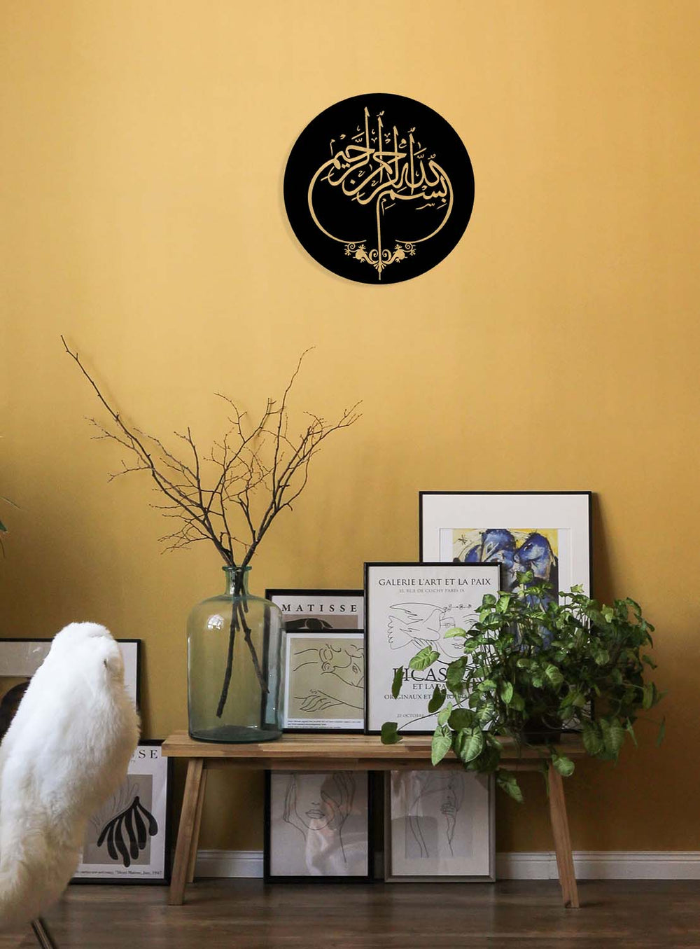 Artroya'nın 1.5 mm DKP çelik teknolojisiyle mikron düzeyinde hassasiyetle işlediği dikey Besmele hat sanatı detay çekimi.