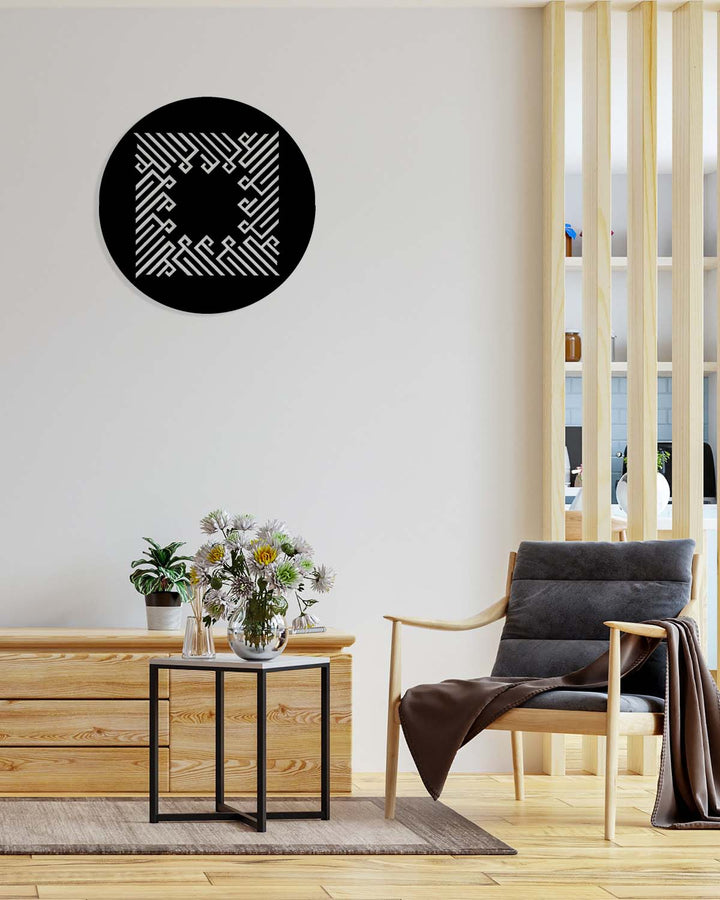 Artroya'nın 1.5 mm DKP çelik teknolojisiyle mikron düzeyinde hassasiyetle işlediği hat sanatı Kelime-i Tevhid tablosunun pürüzsüz yüzey ayrıntısı.