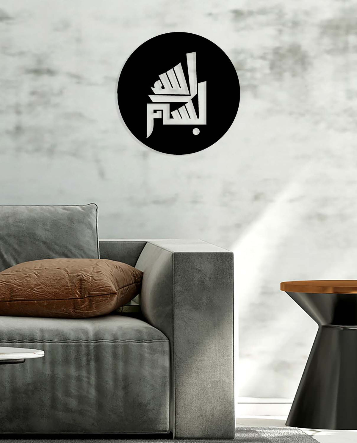 Duvardan 2 cm mesafede süzülerek hat çizgilerinin duvarda canlı bir nur ve gölge oyunu oluşturmasını sağlayan 3D etkili İslami metal tablo.