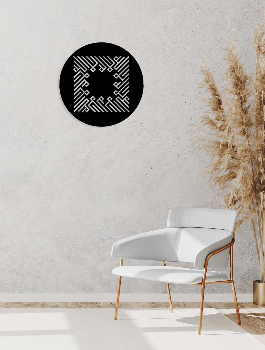 Duvardan 2 cm mesafede süzülerek hat çizgilerinin duvarda canlı bir nur ve gölge oyunu oluşturmasını sağlayan 3D etkili İslami metal tablo.