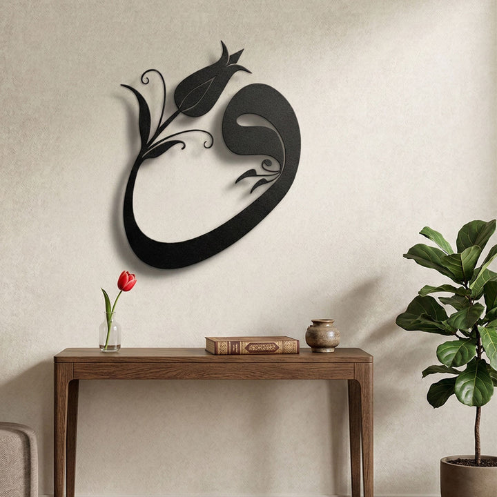 Duvardan 2 cm mesafede süzülerek Vav kavislerinin duvarda yaşayan bir gölge sanatı oluşturmasını sağlayan 3D etkili metal tablo.