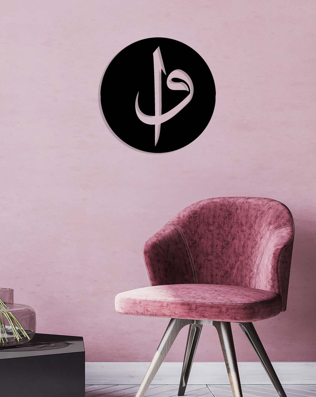 Duvardan 2 cm mesafede durarak hat çizgilerine "nefes" payı bırakan ve duvarda nurdan gölgeler oluşturan 3D metal Vav Elif eser.