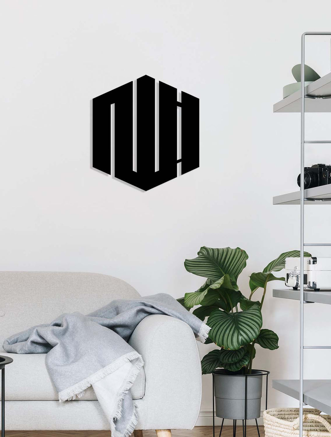 Duvardan 2 cm mesafede süzülerek Lafzatullah çizgilerinin duvarda yaşayan bir nur gölgesi oluşturmasını sağlayan 3D etkili metal tablo.