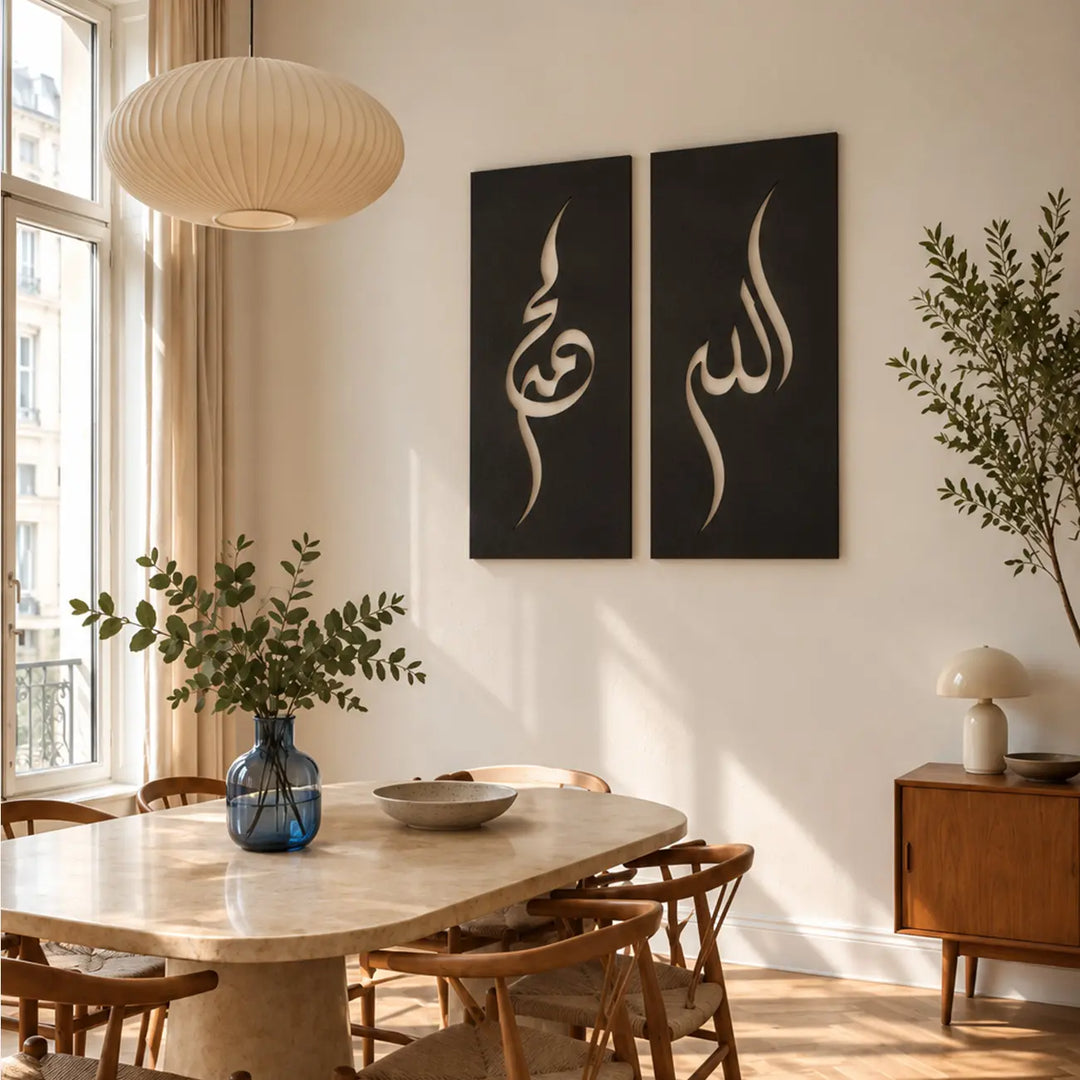 Allah ve Muhammed İslami Metal Duvar Tablosu Seti, siyah dikdörtgen metal panolar üzerinde modern hat sanatıyla tasarlanmış Allah ve Muhammed lafızlarından oluşuyor. Kabartma etkili çizgileri ve minimalist görünümüyle şık İslami duvar dekorasyonu.