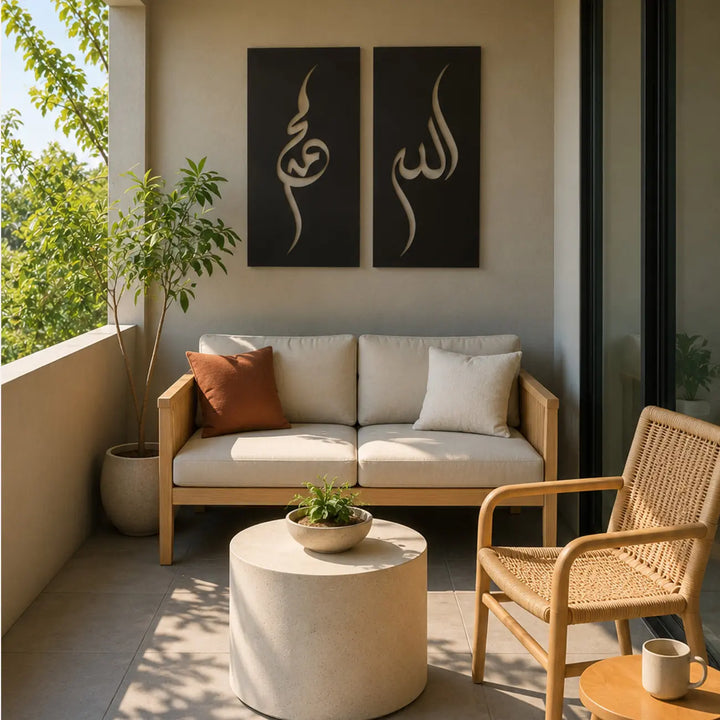 Allah ve Muhammed İslami Metal Duvar Tablosu Seti, doğal dokular ve bitkilerle dekore edilmiş modern balkonda duvarda yan yana sergileniyor. Siyah metal panolar üzerindeki hat sanatı tasarımı, balkon dekorasyonuna zarif ve manevi bir dokunuş katıyor.