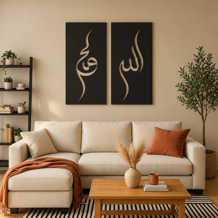 Allah ve Muhammed İslami Metal Duvar Tablosu Seti, beyaz tuğla dokulu duvarda sarı koltuğun üzerinde yan yana sergileniyor. Siyah metal panolar ve modern hat sanatı, renkli oturma alanında dikkat çekici bir duvar dekorasyonu oluşturuyor.