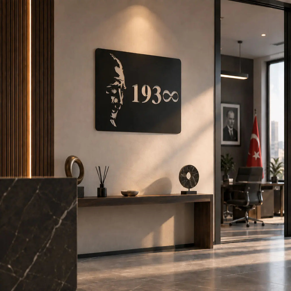 Atatürk portresi ve 1938 sonsuzluk sembolünü bir araya getiren siyah metal duvar tablosunun modern yaşam alanındaki görünümü.