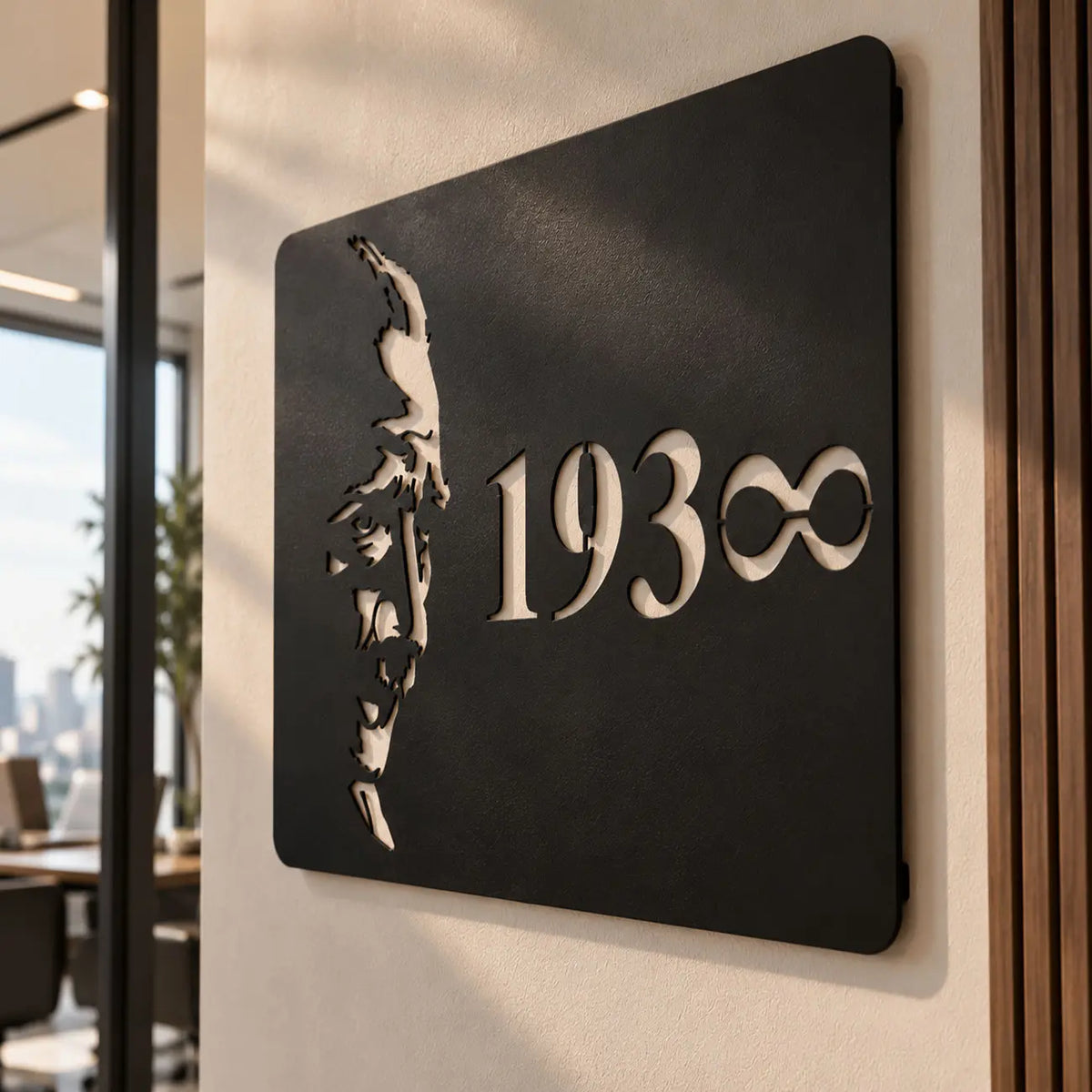 Atatürk 1938 sonsuzluk metal tablonun duvardan önde konumlanarak oluşturduğu 3D derinlik ve gölge etkisi.