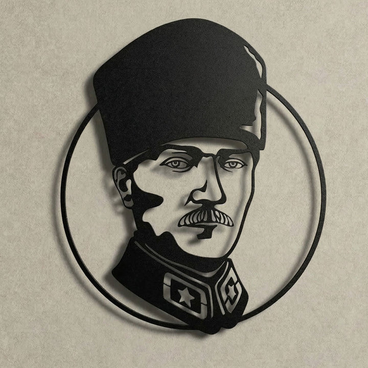 Atatürk'ün askeri portresini oluşturan lazer kesim metal detaylarının, yüz hatlarının ve siyah metal yüzeyin yakından görüldüğü detaylı ürün görünümü.