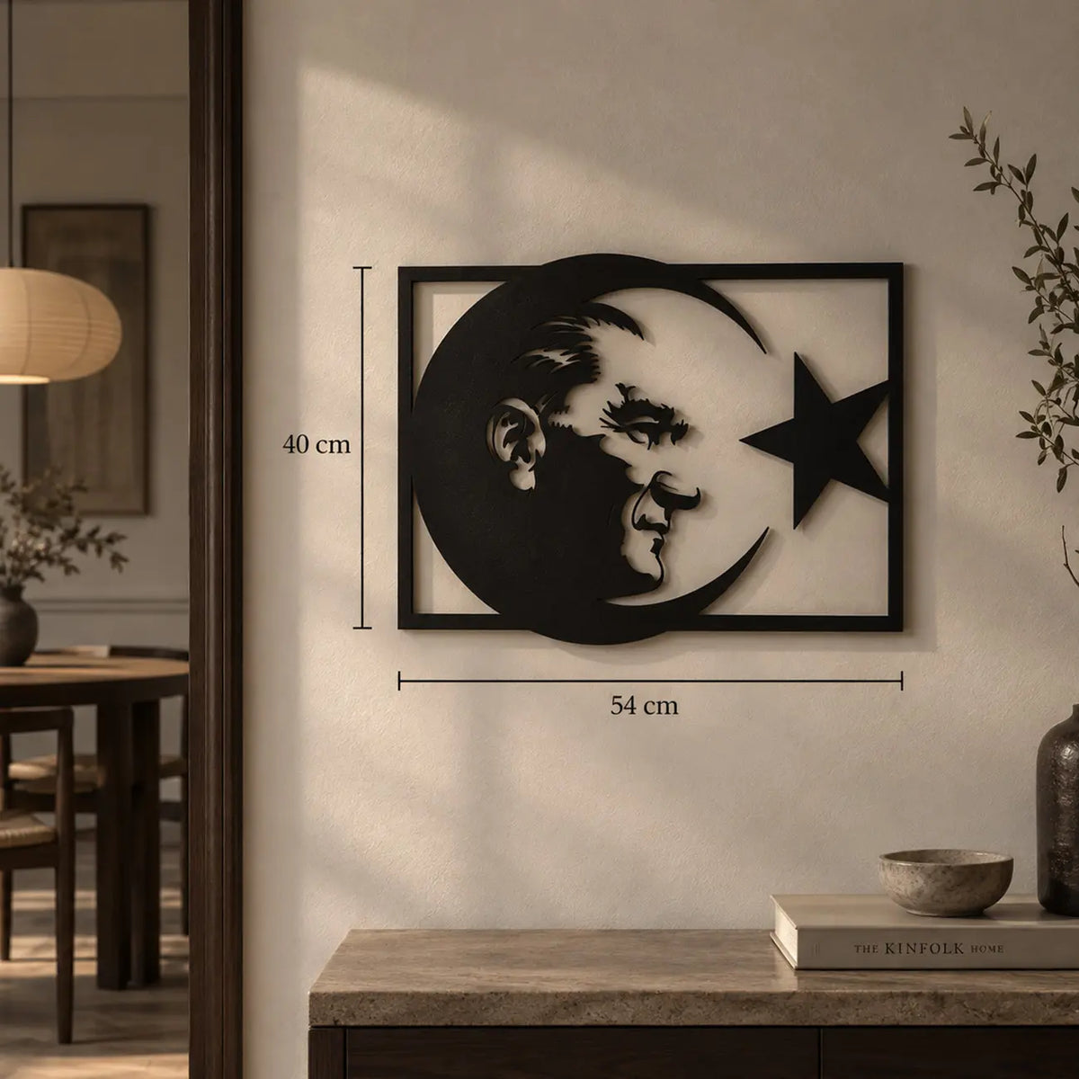 Ay ve yıldız tasarımı içerisinde Atatürk portresi bulunan siyah metal duvar tablosunun 40 x 54 cm ölçülerini gösteren ürün görseli.