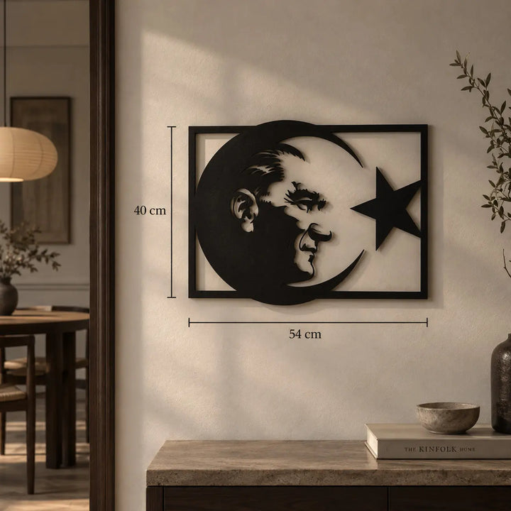 Ay ve yıldız tasarımı içerisinde Atatürk portresi bulunan siyah metal duvar tablosunun 40 x 54 cm ölçülerini gösteren ürün görseli.