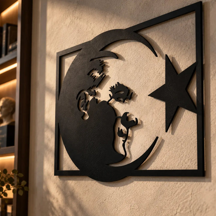 Ay ve yıldız tasarımı içerisindeki Atatürk portresinin lazer kesim çizgilerini, ince metal detaylarını ve siyah yüzey dokusunu yakından gösteren metal duvar tablosu.