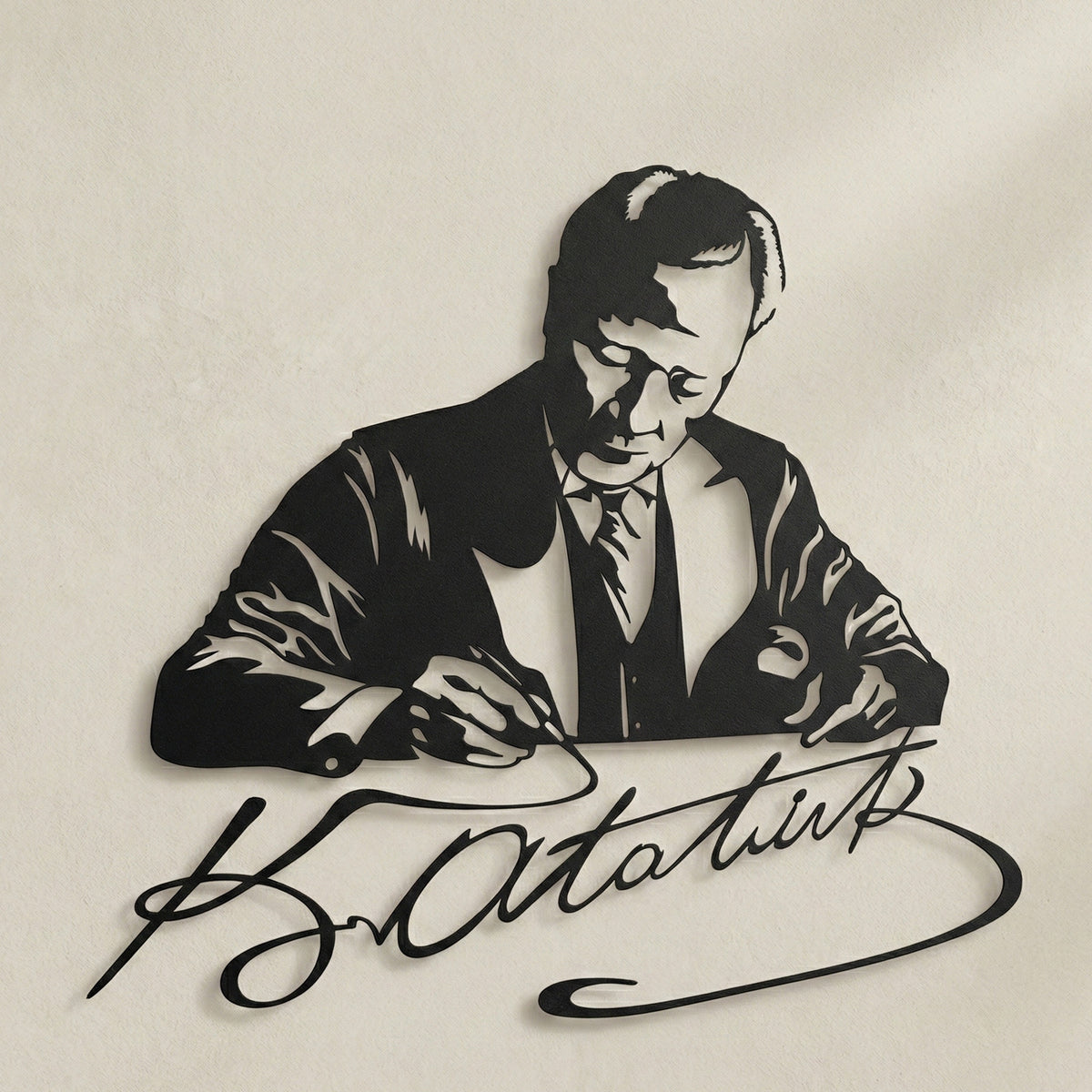 Atatürk imza metal tablonun duvardan 2 cm önde konumlanarak oluşturduğu 3D derinlik ve gölge etkisi.