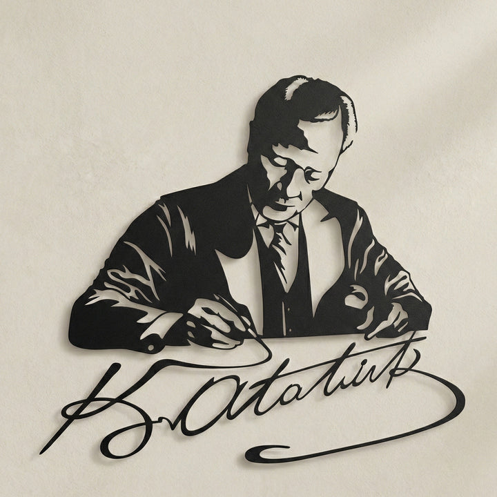 Atatürk imza metal tablonun duvardan 2 cm önde konumlanarak oluşturduğu 3D derinlik ve gölge etkisi.
