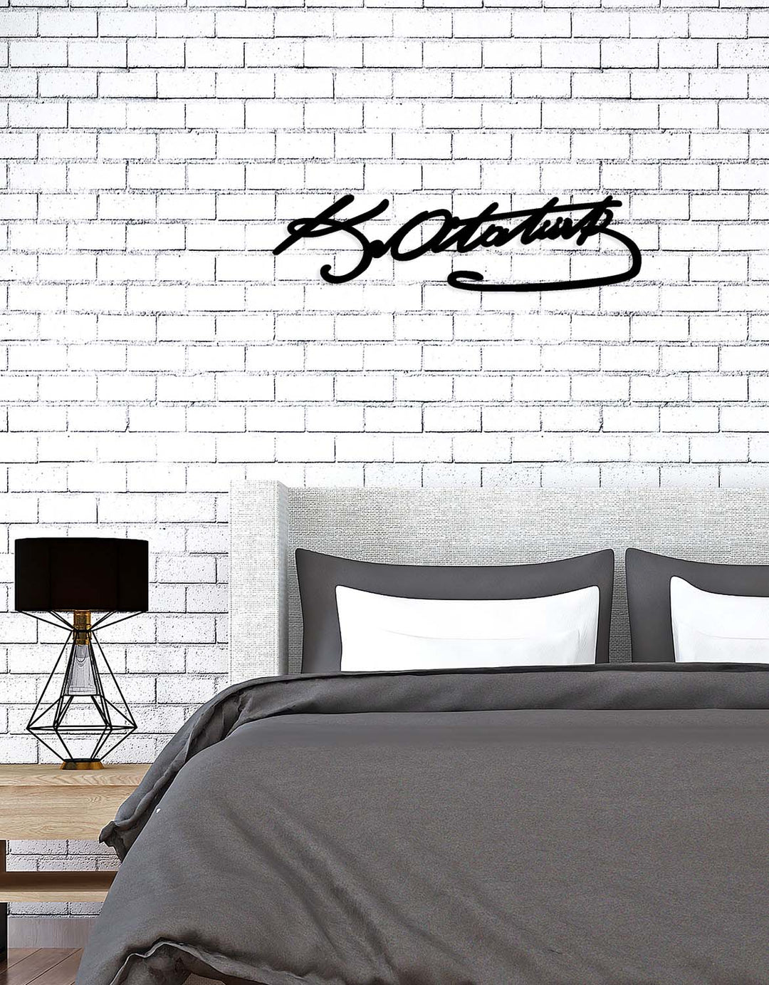 Duvardan 2cm önde duran Atatürk imzalı metal tablo - Nöro-estetik derinlik ve gölge oyunu.