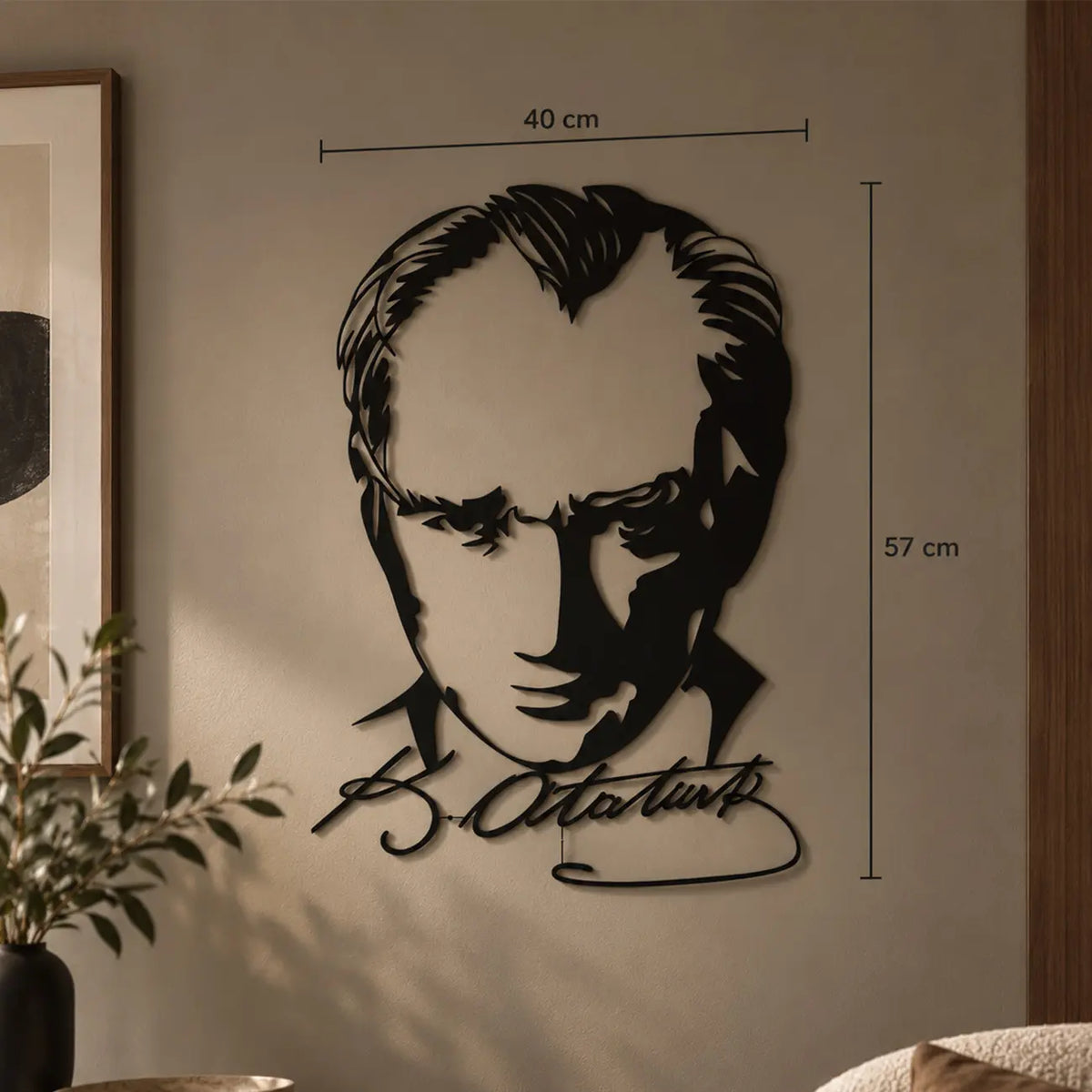 Atatürk portresi ve imza tasarımlı çerçevesiz siyah metal duvar tablosunun 40 x 57 cm ölçülerini gösteren ürün görseli.
