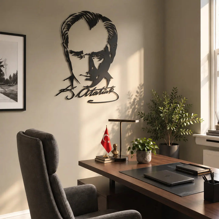 Atatürk portresi ve imza tasarımından oluşan çerçevesiz siyah metal duvar tablosunun modern çalışma ofisinde, çalışma masasının arkasındaki duvarda dekoratif kullanımını gösteren iç mekan görseli.