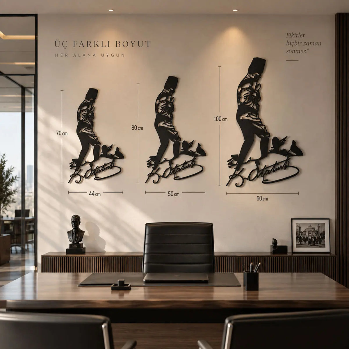 Atatürk Kocatepe silüeti ve imzasından oluşan siyah metal duvar tablosunun 70x44 cm, 80x50 cm ve 100x60 cm olmak üzere üç farklı ölçü seçeneğini gösteren ofis dekorasyonu.