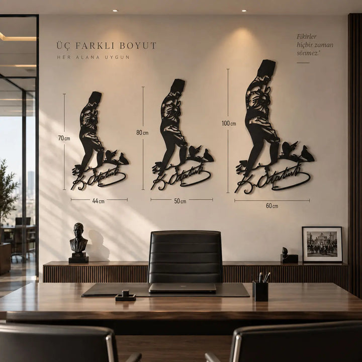 Atatürk Kocatepe silüeti ve imzasından oluşan siyah metal duvar tablosunun 70x44 cm, 80x50 cm ve 100x60 cm olmak üzere üç farklı ölçü seçeneğini gösteren ofis dekorasyonu.
