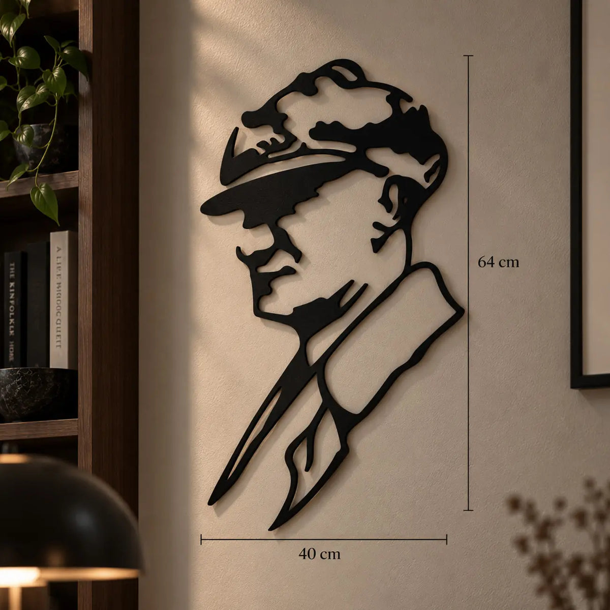 Atatürk profil tasarımlı siyah metal duvar tablosunun 64 x 40 cm ürün ölçülerini gösteren ölçü görseli.