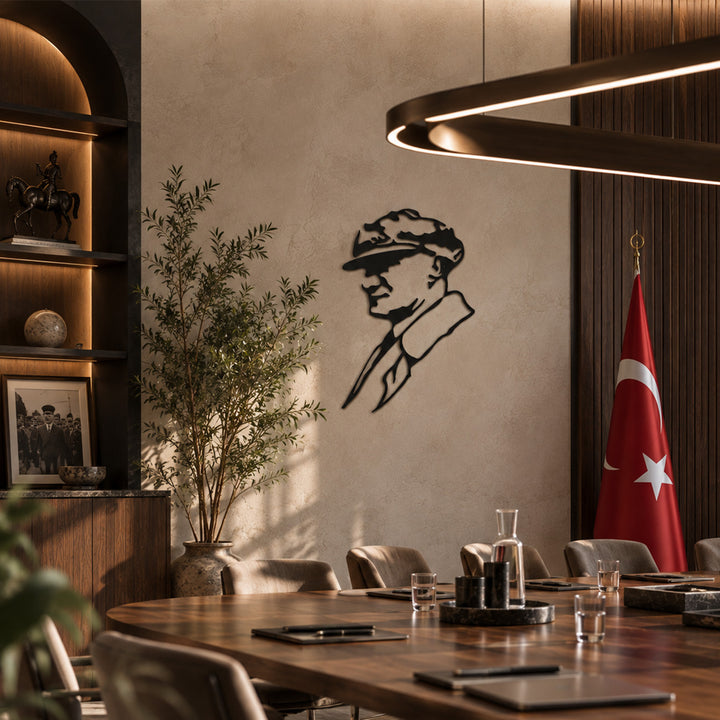 Atatürk profil tasarımlı siyah metal tablonun ahşap ve mermer detaylara sahip modern toplantı odasında, toplantı masasının arkasındaki duvarda kullanımı.