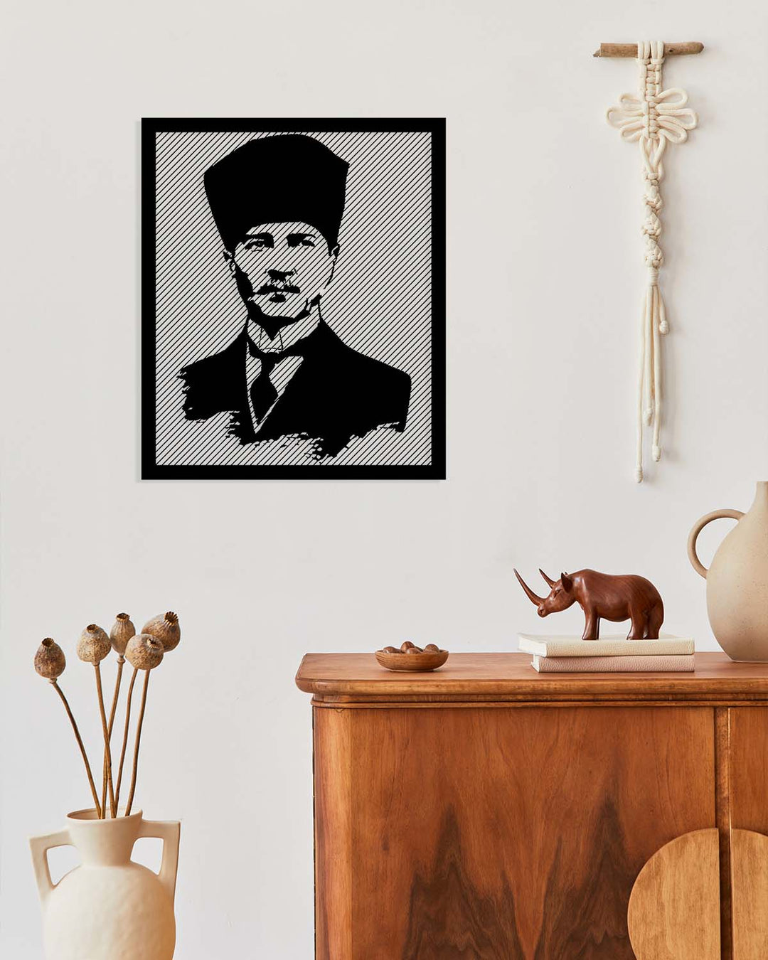 1.5mm çelik lazer kesim detaylı Atatürk portresi - Artroya hassas işçilik ve mat siyah doku.