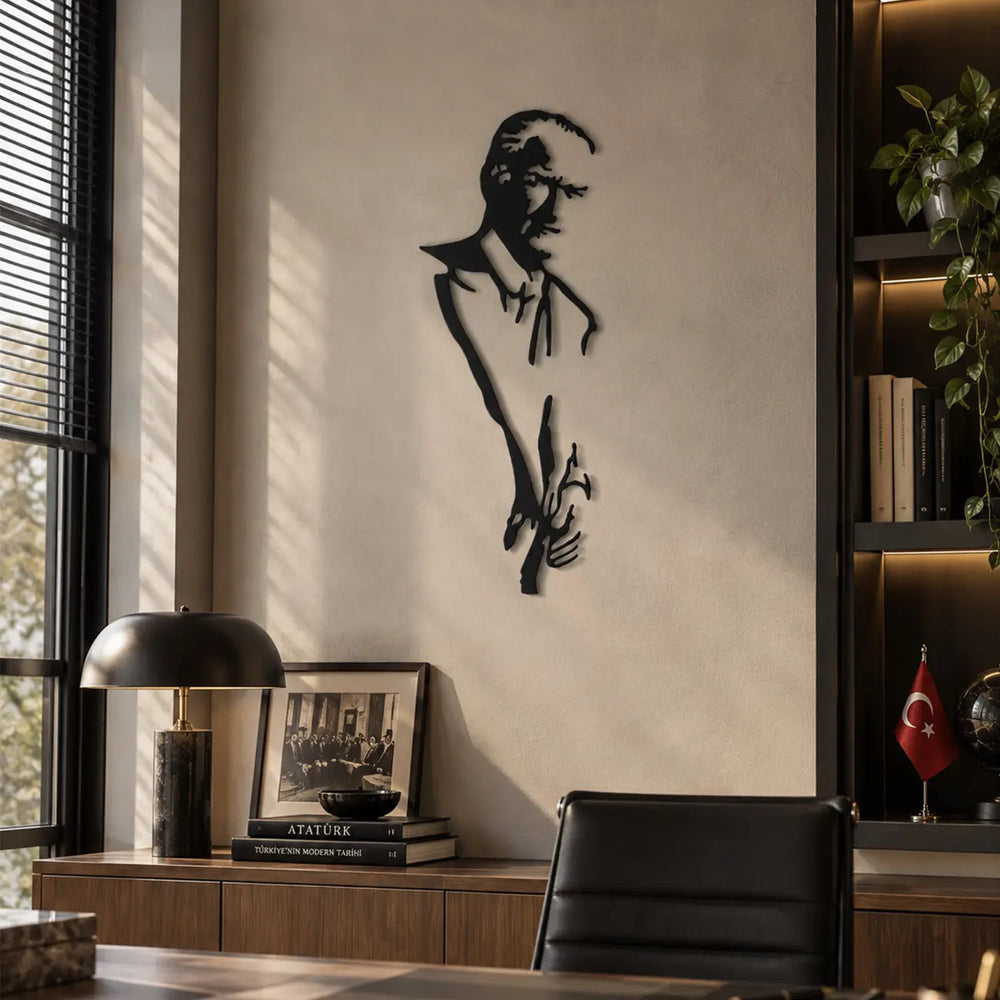 Atatürk portre tasarımlı minimalist siyah metal duvar tablosunun ahşap ve mermer detaylara sahip modern yönetici ofisindeki dekoratif kullanımı.