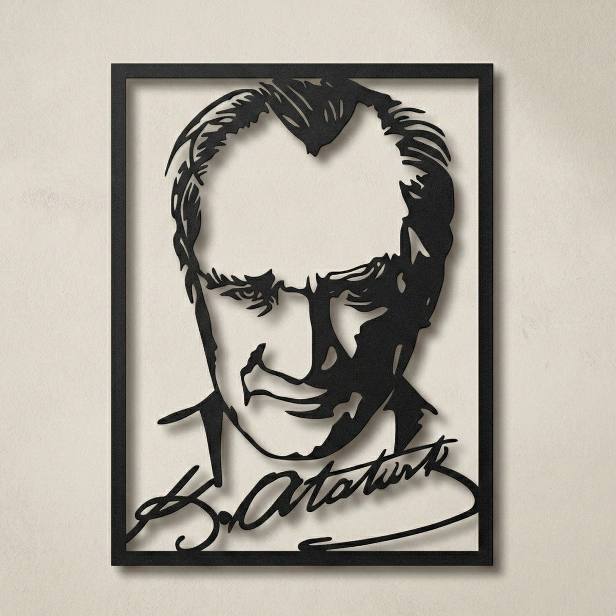 Atatürk portresini ve özgün imza tasarımını gösteren siyah metal tablo; lazer kesim detayları ve duvardaki üç boyutlu gölge etkisiyle modern duvar dekorasyonu.