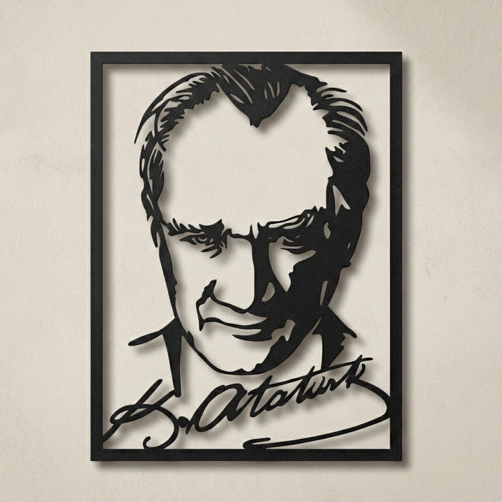 Atatürk portresini ve özgün imza tasarımını gösteren siyah metal tablo; lazer kesim detayları ve duvardaki üç boyutlu gölge etkisiyle modern duvar dekorasyonu.