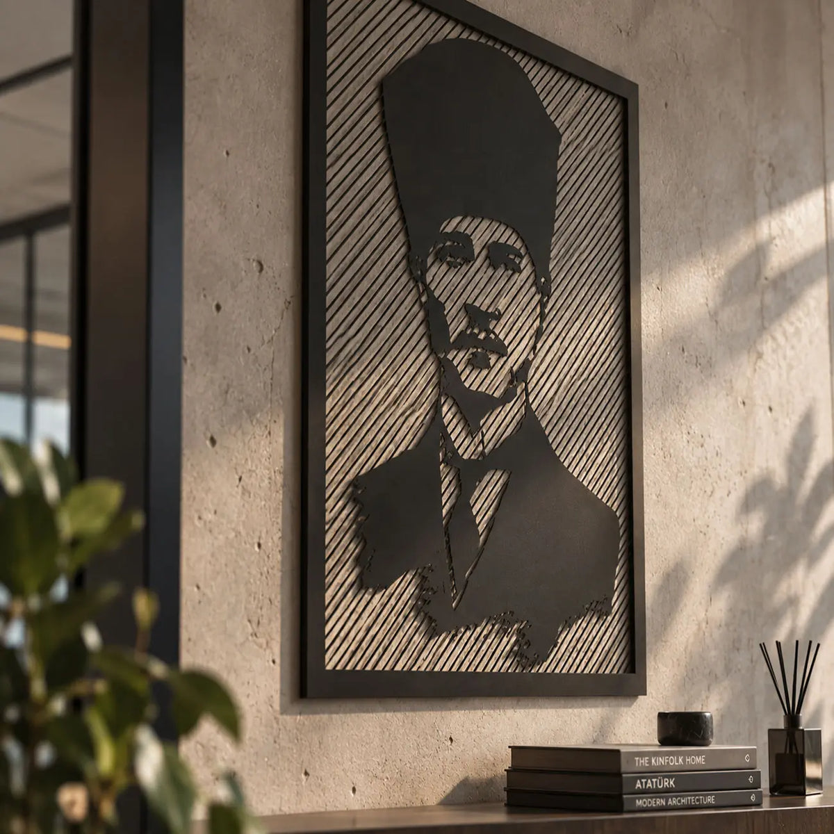 Atatürk portresinin lazer kesim detaylarını ve siyah metal yüzeyini gösteren yakın çekim metal duvar tablosu.