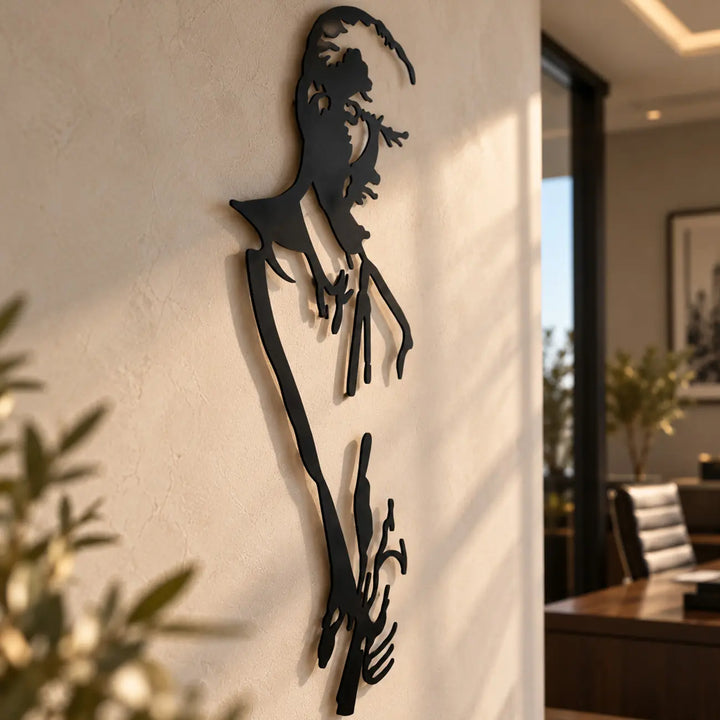 Atatürk portresini oluşturan minimalist lazer kesim çizgilerinin, siyah metal yüzeyin ve ince detayların yakından görüldüğü metal duvar tablosu.