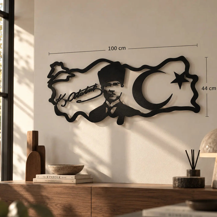 Türkiye haritası, Atatürk silüeti ve imza tasarımlı siyah metal duvar tablosunun 100 x 44 cm ölçülerini gösteren ürün görseli.