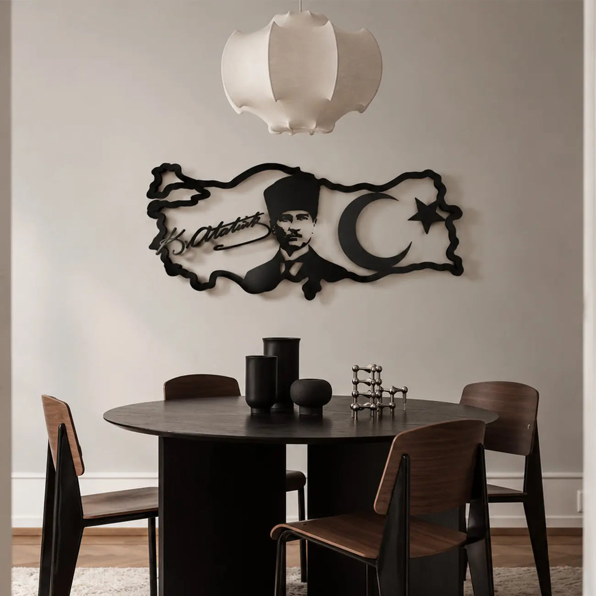 Atatürk silüeti, imza ve ay yıldız detaylarını içeren Türkiye haritası tasarımlı siyah metal tablonun modern yaşam alanında, yemek masası üzerinde duvar dekorasyonu olarak kullanımı.