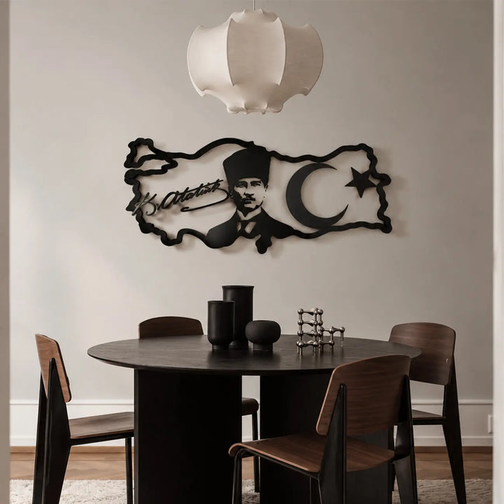 Atatürk silüeti, imza ve ay yıldız detaylarını içeren Türkiye haritası tasarımlı siyah metal tablonun modern yaşam alanında, yemek masası üzerinde duvar dekorasyonu olarak kullanımı.