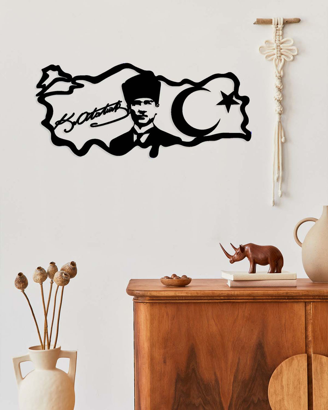 Duvardan 2cm önde duran Başkomutan metal tablo - Nöro-estetik gölge ve sanatsal derinlik.