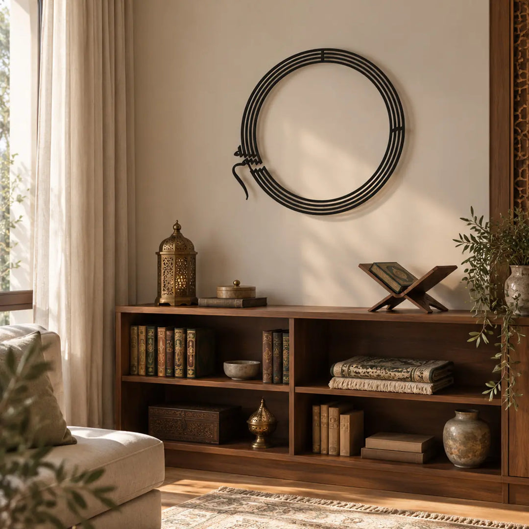 Besmele İslami Metal Duvar Tablosu, siyah metalden üretilmiş yuvarlak formu ve dairesel hat çizgileriyle modern bir tasarım sunuyor. Minimal çizgileri ve mat yüzeyiyle çağdaş İslami duvar dekorasyonu.
