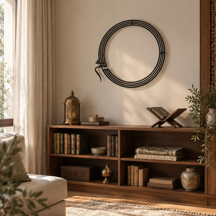 Besmele İslami Metal Duvar Tablosu, siyah metalden üretilmiş yuvarlak formu ve dairesel hat çizgileriyle modern bir tasarım sunuyor. Minimal çizgileri ve mat yüzeyiyle çağdaş İslami duvar dekorasyonu.