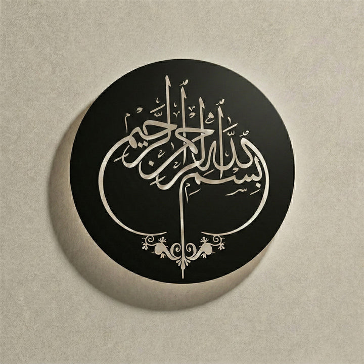 Modern salon dekorasyonu için her hayrın başı olan Bismillâhirrahmânirrahîm yazılı asil siyah İslami metal duvar sanatı.