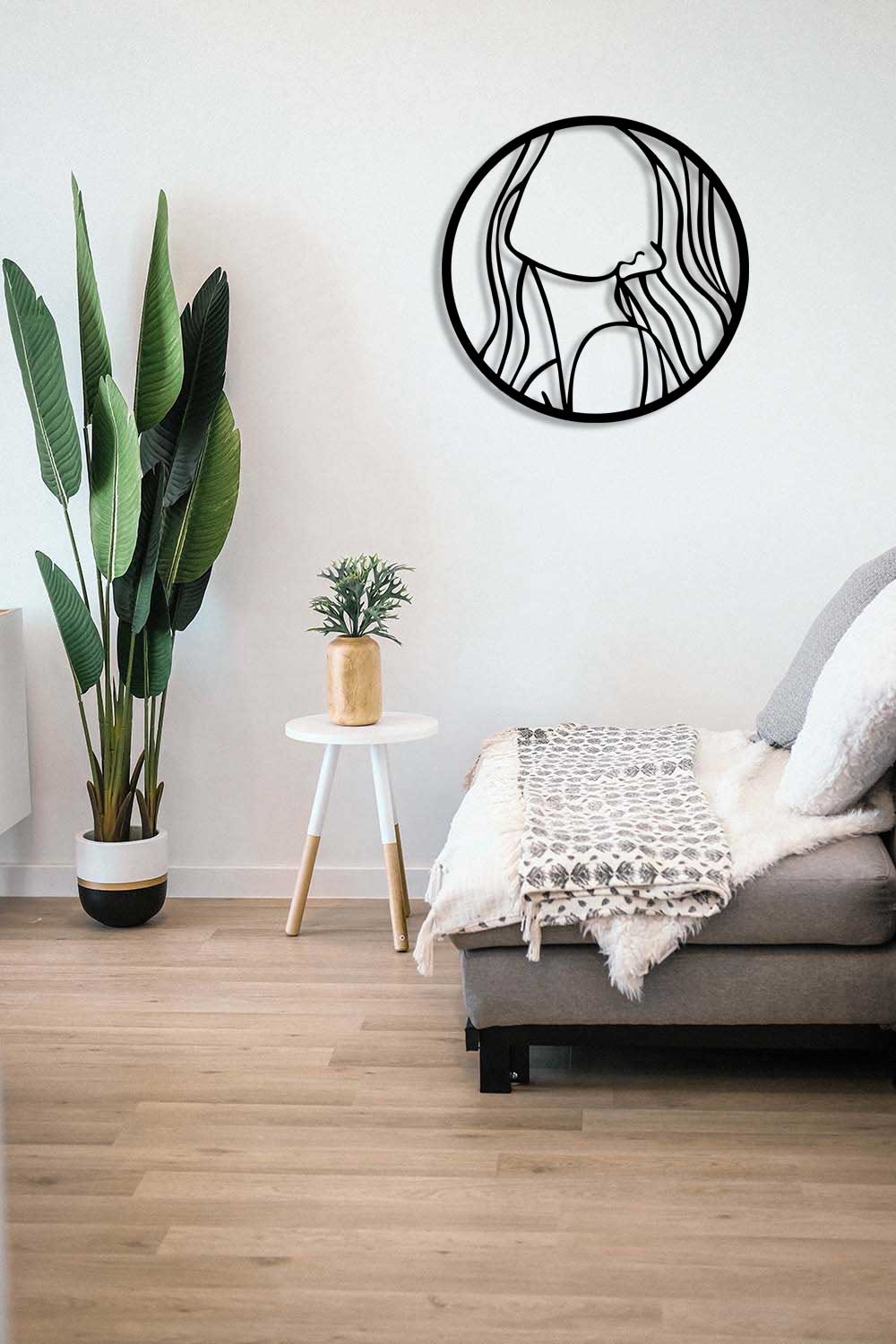 Duvardan 2 cm mesafede süzülerek gün ışığıyla beraber yaşayan gölge oyunları yaratan, 3D derinlik etkili minimalist metal duvar sanatı.