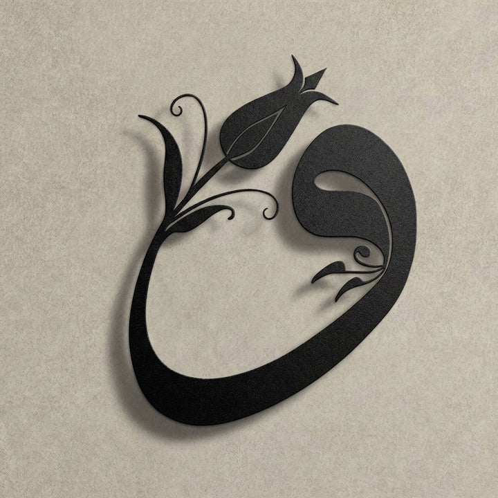 Klasik Celi Sülüs hat üslubuyla tasarlanmış, 1.5 mm DKP çelikten üretilmiş asil siyah Vav harfi metal duvar tablosu.