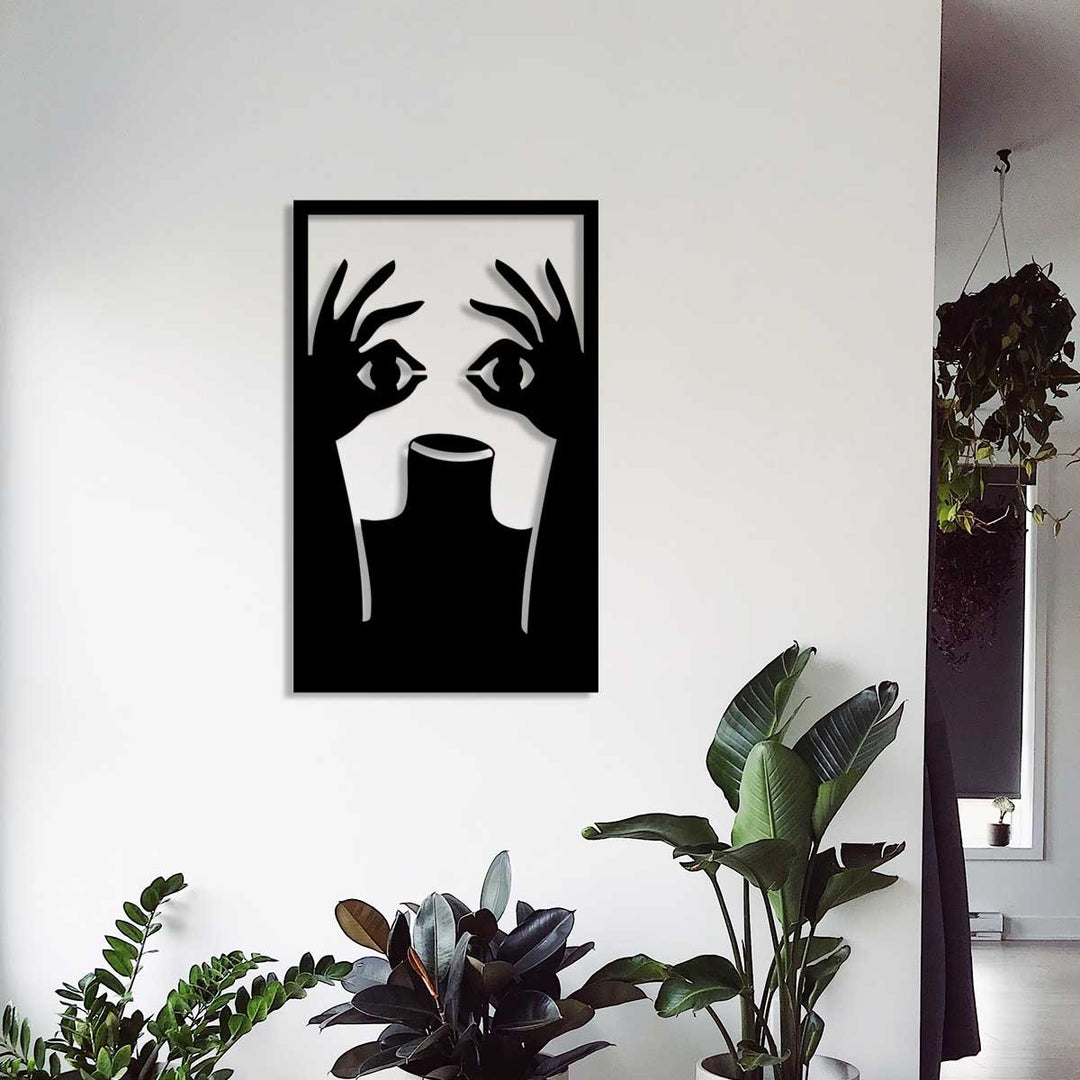 Gizemli Bakış Kadın Portresi Siyah Metal Duvar Tablosu - Modern Sanat Dekorasyonu