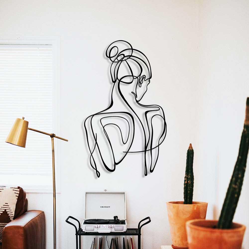 Atölyemizin samimiyetini duvarınıza taşıyan İçe Dönüş Metal Duvar Tablosu ile modern salon dekorasyonu için sanatsal bir imza.