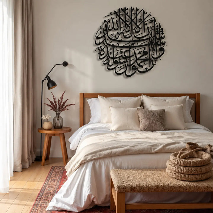 Kelime-İ Şehadet Metal Duvar Tablosu, yatak başlığının üzerinde konumlandırılmış siyah metal Arapça hat tasarımıdır. Yuvarlak formu ve belirgin kaligrafik çizgileriyle duvarda dikkat çekiyor.