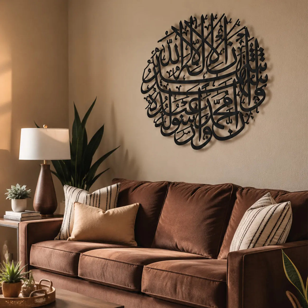 Kelime-İ Şehadet Metal Duvar Tablosu, siyah metal hat sanatı tasarımıyla salon duvarında ahşap konsolun üzerinde konumlandırılmıştır.