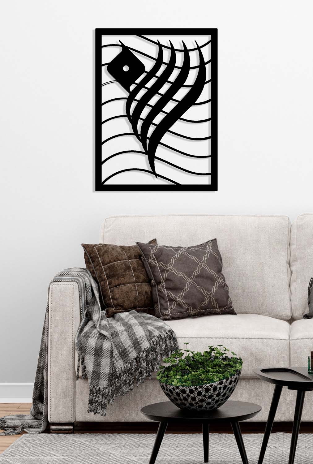 Minimalist bir konsol üzerinde odak noktası yaratan modern hat sanatı metal dekor.