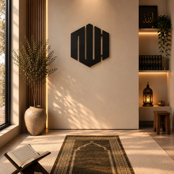 Allah lafzını modern hat sanatıyla buluşturan siyah metal Lafzatullah duvar tablosu. Minimal geometrik tasarımı, mat siyah yüzeyi ve üç boyutlu gölge etkisiyle modern İslami duvar dekorasyonu.