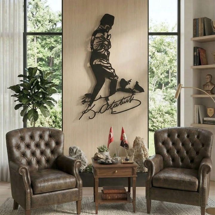 Artroya zanaat merkezinde milimetrik lazer hassasiyetiyle işlenen ve 200 derecede fırınlanmış paslanmaz metal Atatürk portre detayı.