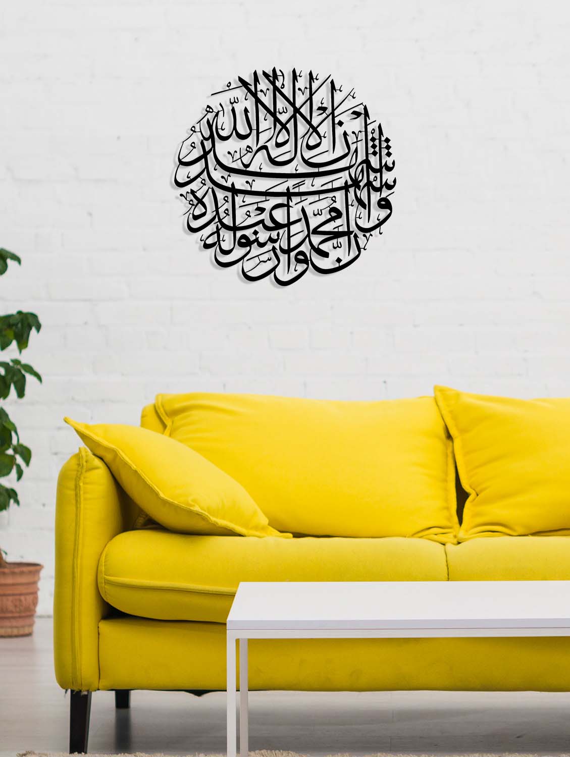 Lazer kesim teknolojisiyle çeliğe işlenen Kelime-i Şehadet hat sanatı detayları.